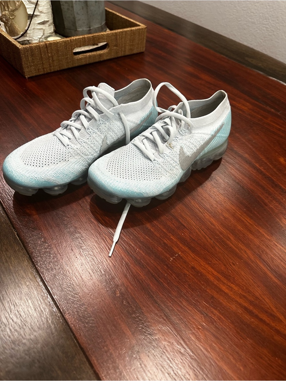 Nike women’s White and Light Blue Flyknit VaporMax Running Shoes Sz 10